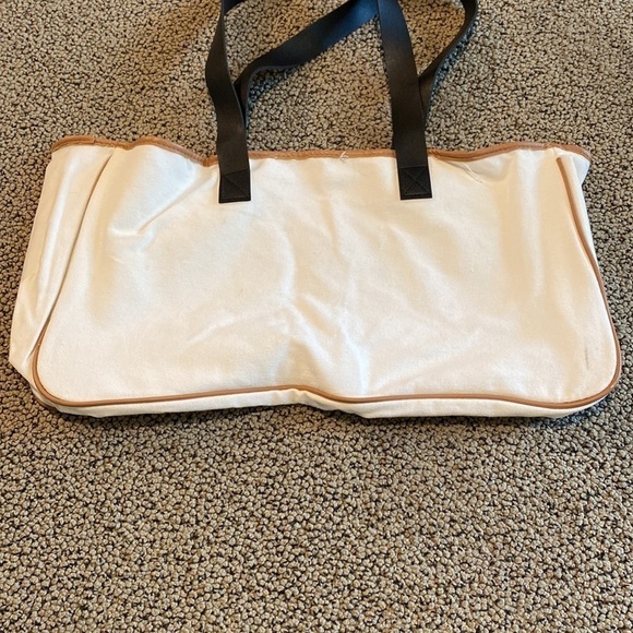 Weekend Vibes Tote Bag in GUC - Picture 8 of 12